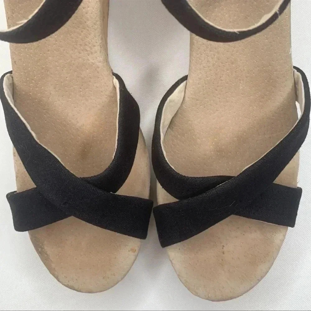 Toms Tan Wedge Shoes with Comfortable Design - Picture 5 of 5